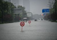 鄭州市民朋友們，暴雨期間請(qǐng)注意留意警示標(biāo)志牌！